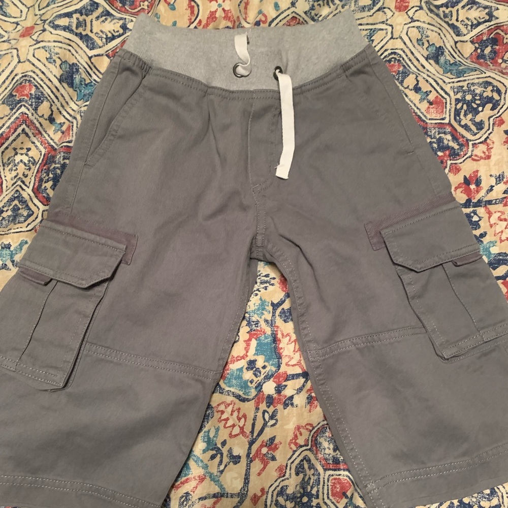 Boys Gray Hanna Andersson Cargo short. NWT. Size 120 (6-7)